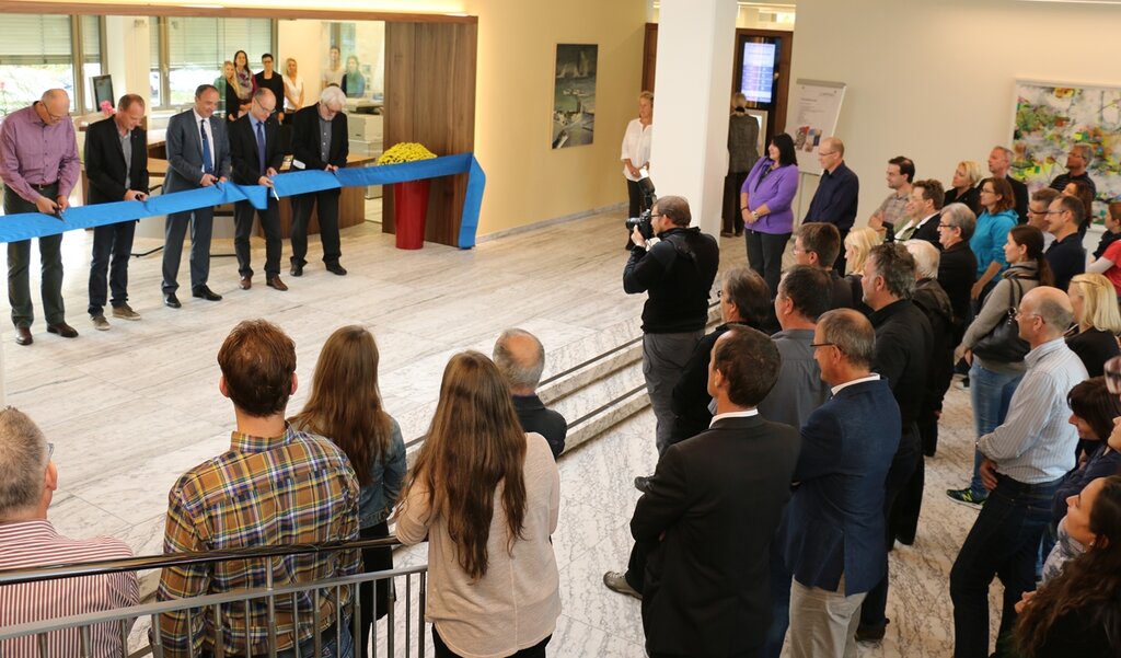 Politiker und Architekten durchschneiden das Band vor dem neuen Gemeindebüro. Foto: bär Politiker und Architekten durchschneiden das Band vor dem neuen Gemeindebüro. Foto: bär