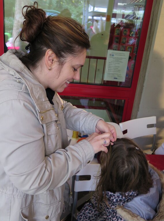 Meral knüpfte den Kindern bunte Zöpfchen ins Haar und flechtete den Mädchen kunstvolle Frisuren.
