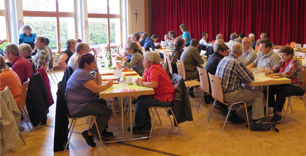 Eine grosse Gästeschar fand sich zur DTV-Metzgete im kath. Pfarreiheim ein.Wie früher werden die Würste im Hof in zwei Kupferkesseln vorgekocht.18 Liter Zwiebelsauce schöpften die fleissigen DTV-Helferinnen.