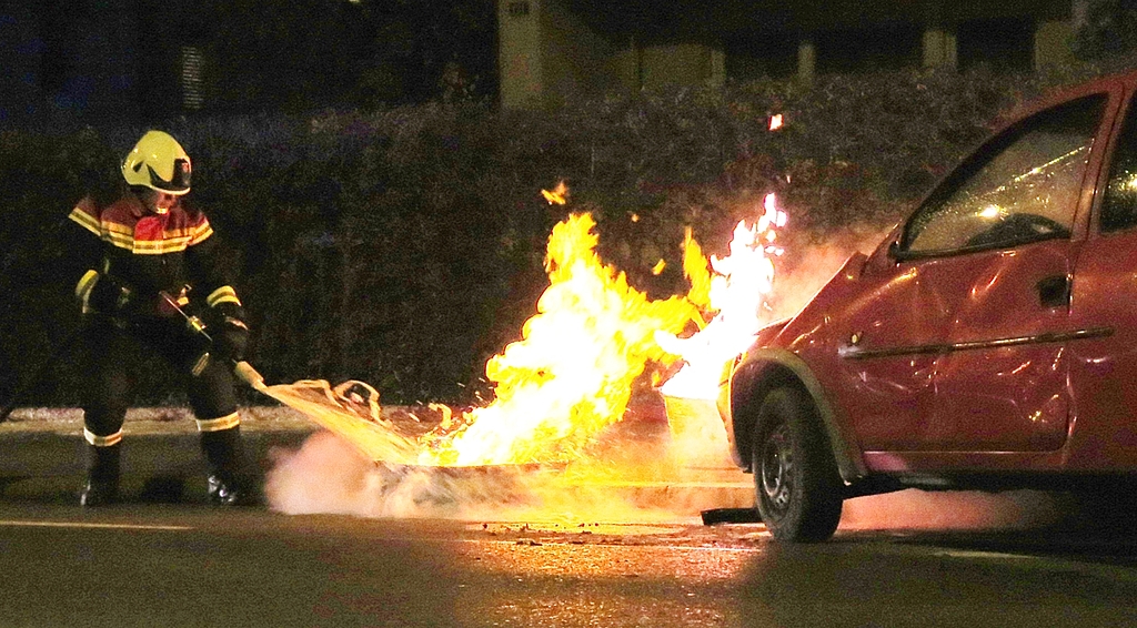 Das «echte» Feuer beim gestellten Autounfall musste möglichst schnell gelöscht werden. Fotos: skaMit dem sogenannten Schaumrohr, in dem sich Wasser mit Schaummittelzusatz befindet, werden Brandherde abgedeckt. Links macht sich das Team der Chemiewehr in den orangen Schutzanzügen bereit.Das Abtrennen des Daches ist ein Standardprozedere bei Unfällen.