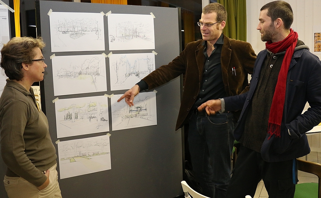 Gemeinderätin Monika Zeindler schaut sich mit dem Architekten und Jasper Haubensak die Pläne an.Fotos: bärAngeregte Diskussion während des Apéros in der Pause.