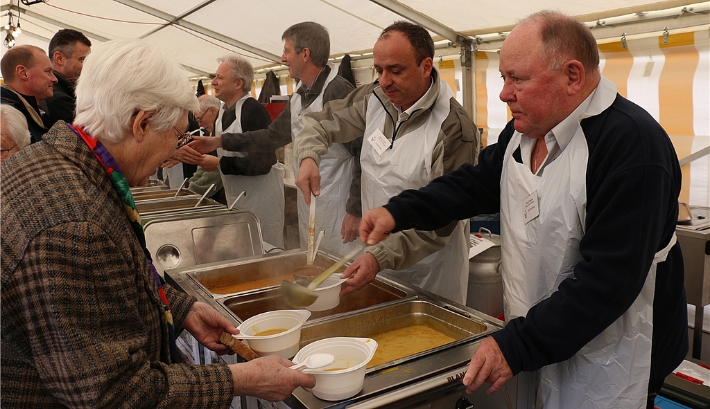 Mitglieder des Rotary Clubs Wettingen schöpften am vergangenen Donnerstag auf dem Zentrumsplatz Suppe. bärAndré Aubry und Marc Peterhans (r.).Rolf Meier und Peter Paul Stöckli.Stellten Zelt auf: Rolf Meier, Martin Brugisser und Simon Widmer (v.l.)