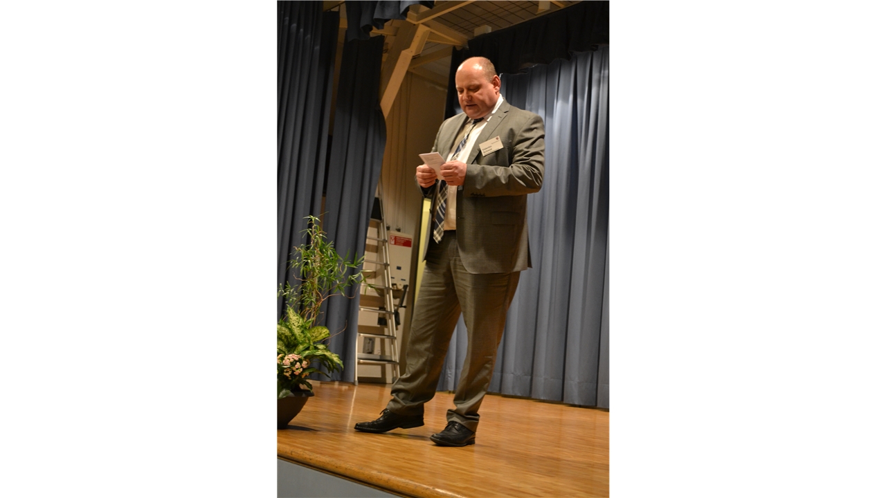 Gemeindepräsident Valentin Schmid informierte über die wirtschaftliche Situation in Spreitenbach. Der Apéro für Industrie- und Gewerbebetriebe zog 100 Besucher in den Zentrumsschopf. Fotos: ll 
