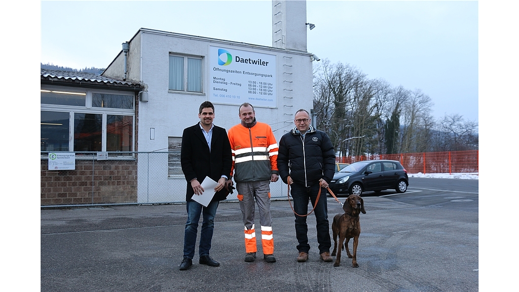 Von links: Adrian Huber, Projektleiter, Markus Hügli, Spreitenbacher Betriebsleiter, und Kurt Rüegg, Leiter Betriebe. Für jedes Ding findet man im Park die richtige Entsorgungskiste. Fotos: bär 