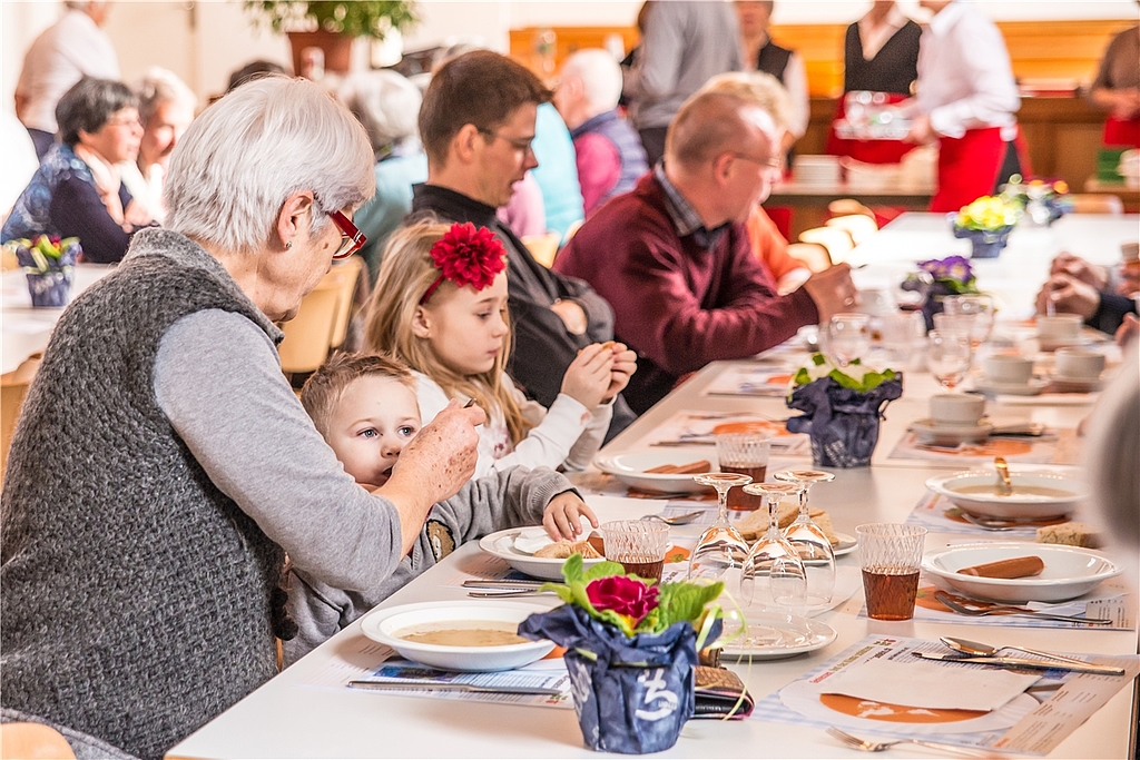 Jung und Alt geniessen die heimelige Atmosphäre am ökumenischen Suppenzmittag.Fotos: phn Fleissig wird von den 15 Helferinnen Suppe geschöpft. Eva Spühler (l.) ist die neue Präsidentin des Reformierten Frauenvereins. 