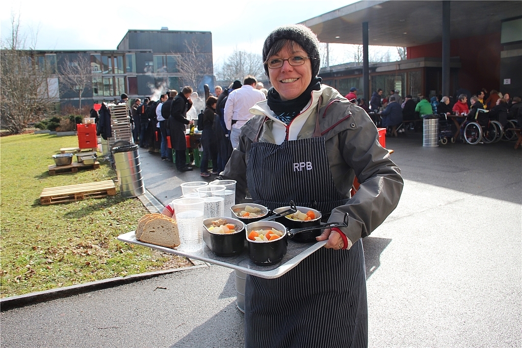 RPB-KommissionspräsidentinRegulaDell’Anno-Dopp-ler unterwegs mit vollen Gamellen. «Magsch no chli? Isch guet!» Eine grosseBesucherschar liess sich die RPB-Suppe bei Sonnenschein schmecken. Fotos: cf Yvonne Feri zeichnete für den Wein- und Miner RPB-KommissionspräsidentinRegulaDell’Anno-Dopp-ler unterwegs mit vollen Gamellen. «Magsch no chli? Isch guet!» Eine grosseBesucherschar liess sich die RPB-Suppe bei Sonnenschein schmecken. Fotos: cf Yvonne Feri zeichnete für den Wein- und Mineral- Ausschank verantwortlich. Pascale Bruderer Wyss (l.) beim Fassen ihrer Helferschürze und im Gespräch mit Direktor Hans Schwendeler und Regula Dell’Anno-Doppler.