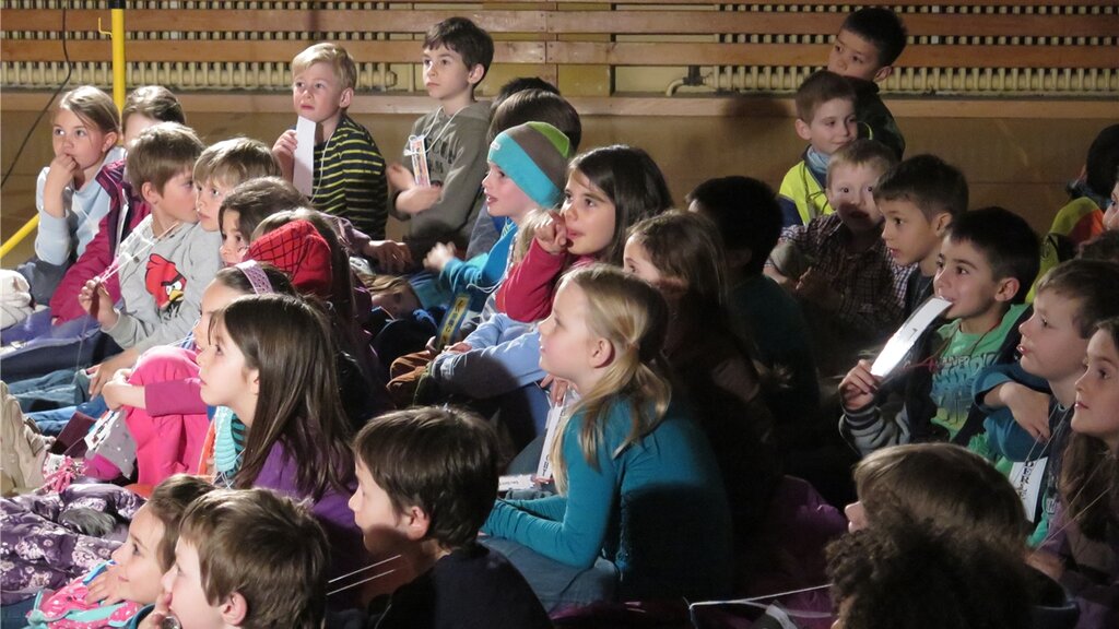 Gebannt lauschten die Schülerinnen und Schüler der Lesung ... ... und blätterten völlig vertieft selber in Büchern. Fotos: zVg 