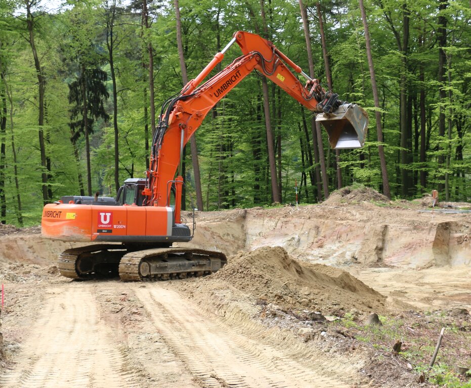 Neubau Reservoir Birch. EWW-Betriebsleiter Peter Wiederkehr (r.) und Gemeinderat Roland Kusterschauen sich die Baustelle im Grafengut an, wo die Quelle neu gefasst wurde. 