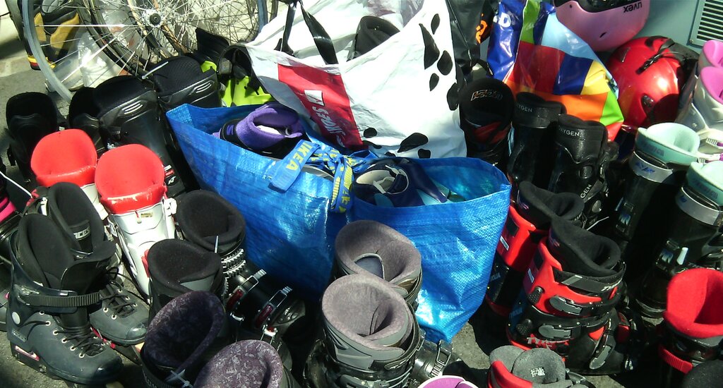 72 Velos und viele gut erhaltene Skis und Skischuhe kamen zusammen. zVg Ein Velo trug sogar die Signatur seines ehemaligen Besitzers Ferdi Kübler.zVg 72 Velos und viele gut erhaltene Skis und Skischuhe kamen zusammen. zVg Ein Velo trug sogar die Signatur seines ehemaligen Besitzers Ferdi Kübler.zVg
