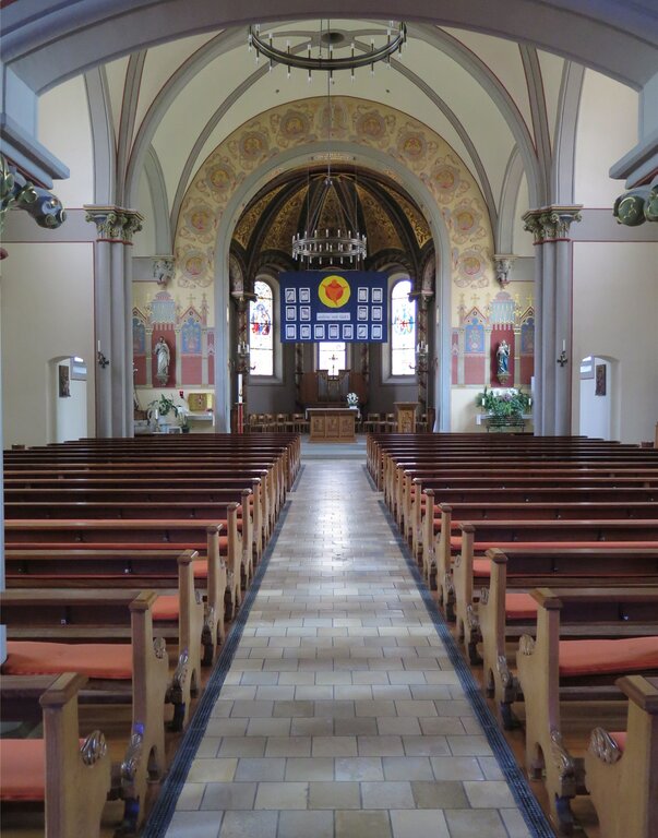 Überhitzt, erschöpft, genervt? In der Kirche ist es wunderbar kühl und herrlich still – der ideale Ort, um einen Moment lang aufzuatmen. Geniessen das gute Fussballwetter: Enis und Erkan. Trinken viel und essen Glace: Gemeindepräsidentin Susanne Voser und Gemeindemitarbeiter Michael Wülser. Fotos: ska/mpa Weltlichere Abkühlung bietet ein Rasensprenger bei der Schule. 