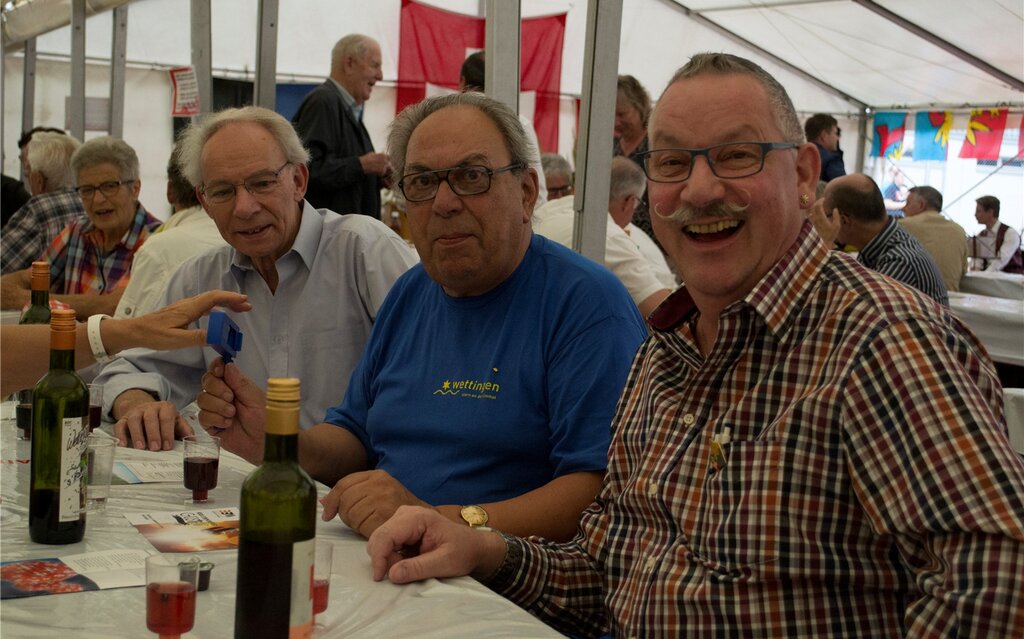 Einwohnerrat Hermann Steiner (r.) amüsiert sich mit seinen Kollegen.Fotos: ll Konzert der Bauernkapelle Wettingen. Die Kindereisenbahn ist jedes Jahr ein Highlight. Das Blasorchester Baden-Wettingen spielt Filmmusik. Grossratspräsident Markus Dieth Einwohnerrat Hermann Steiner (r.) amüsiert sich mit seinen Kollegen.Fotos: ll Konzert der Bauernkapelle Wettingen. Die Kindereisenbahn ist jedes Jahr ein Highlight. Das Blasorchester Baden-Wettingen spielt Filmmusik. Grossratspräsident Markus Dieth bei seiner Ansprache.