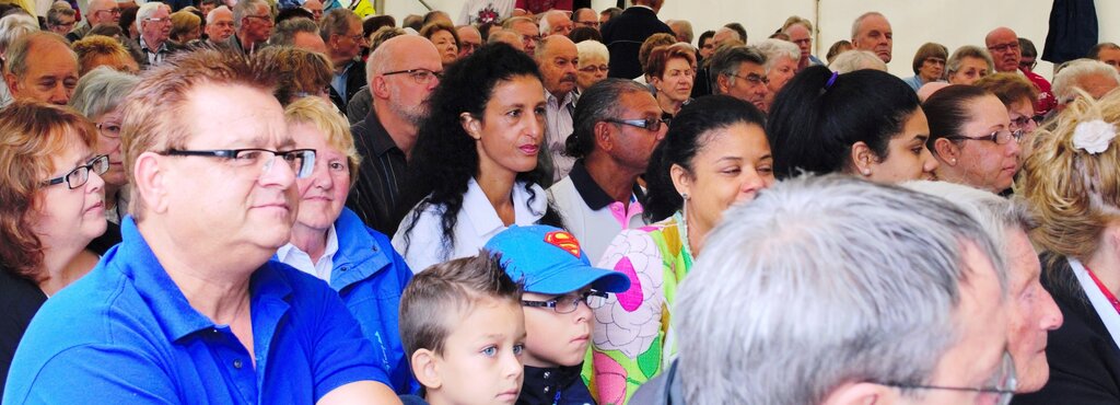 Grosse und kleine Spreitenbacher lauschen gebannt den Reden und den musikalischen Einlagen. Fotos: ll Grossrätin Vreni Friker macht sich Gedanken zu den Themen Heimat, Freiheit und Demokratie. Eröffnet wird die Feier durch die Alphorngruppe Reussblick. Die Niederwiler Stubetehöckler sorgten in Rot-Weiss für die musikalische Umrahmung. Valentin Schmid bei seiner Ansprache. 