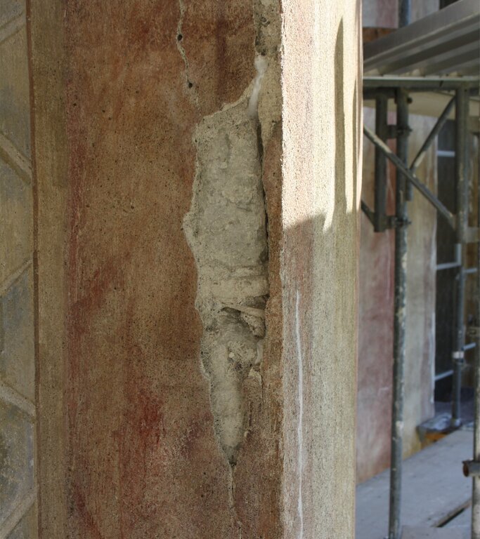 Risse im Verputz: So schlimm steht es zum Teil um das Fresko.Fotos: se
