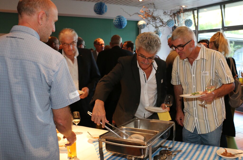 Apéro Weisswürste, Bretzen, Bier und Wein fanden regen Absatz. Fotos: bär Apéro Weisswürste, Bretzen, Bier und Wein fanden regen Absatz. Fotos: bär