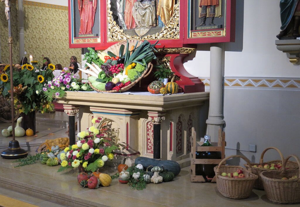Die Kirche wurde für den Festgottesdienst besonders schön geschmückt.