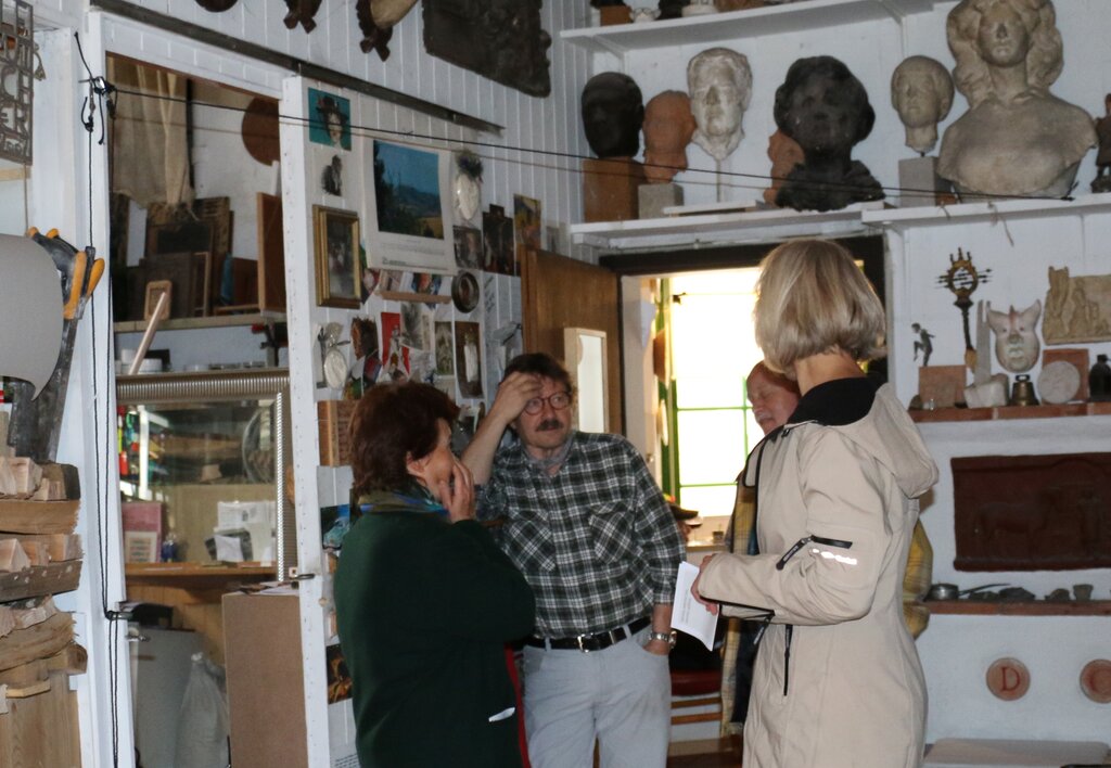 Cesco Peter im Gespräch mit Besuchern in seinem Atelier. bär