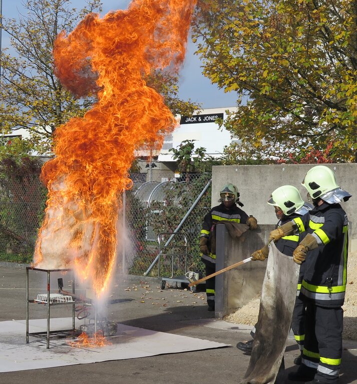Das passiert, wenn man eine Fritteuse mit Wasser löscht.
