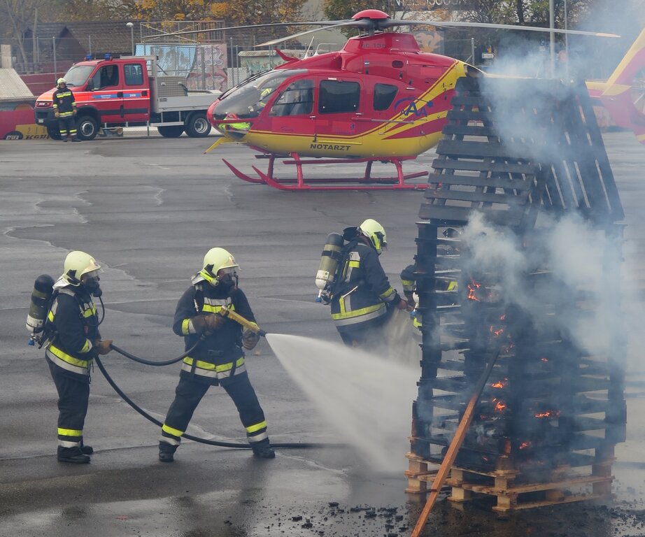 Bei der Hauptübung löschten die Feuerwehrleute ein brennendes Häuschen und brachten einen Verwundeten zum nahen Helikopter.
