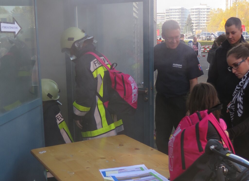 Auf dem Atemschutzparcours kämpften sich die Besucher durch den Rauch.
