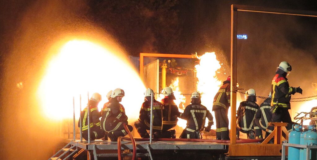 Auf der mobilen Brandsimulationsanlage mussten die Feuerwehrleute verschiedene Brände löschen. Fotos: ska