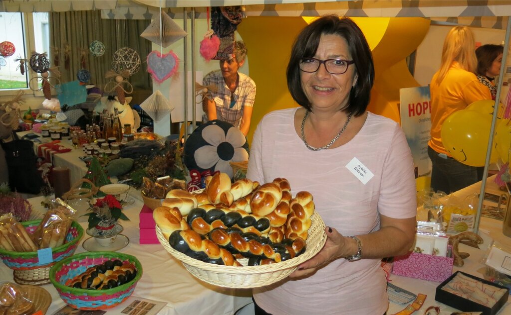 OK-Präsidentin Sybille Glauser präsentiert feine Backwaren.Fotos: bh OK-Präsidentin Sybille Glauser präsentiert feine Backwaren.Fotos: bh