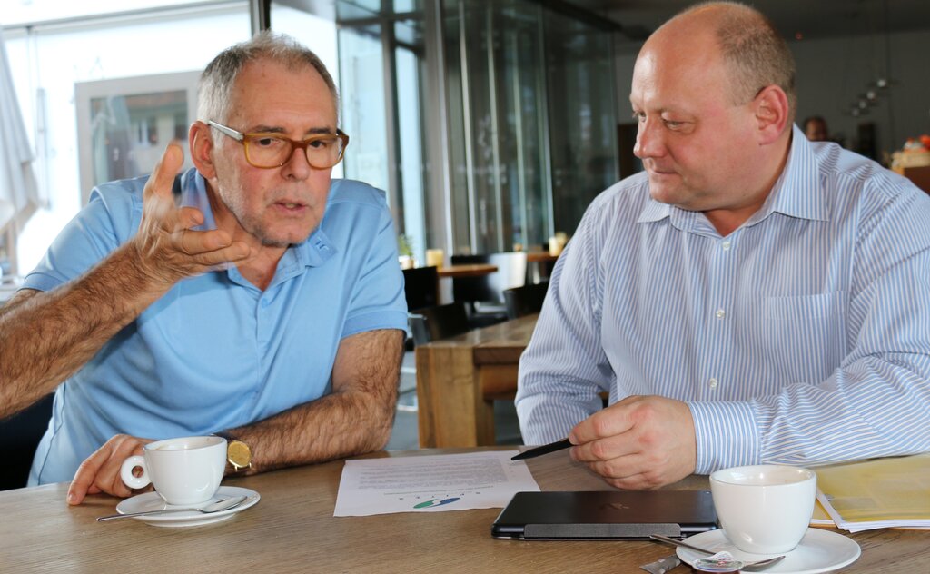 Peter Wohler (l.), ehemaliger Spreitenbacher Unternehmer, setzt sich mit einer Gruppe für die Beibehaltung der Spitex ein.