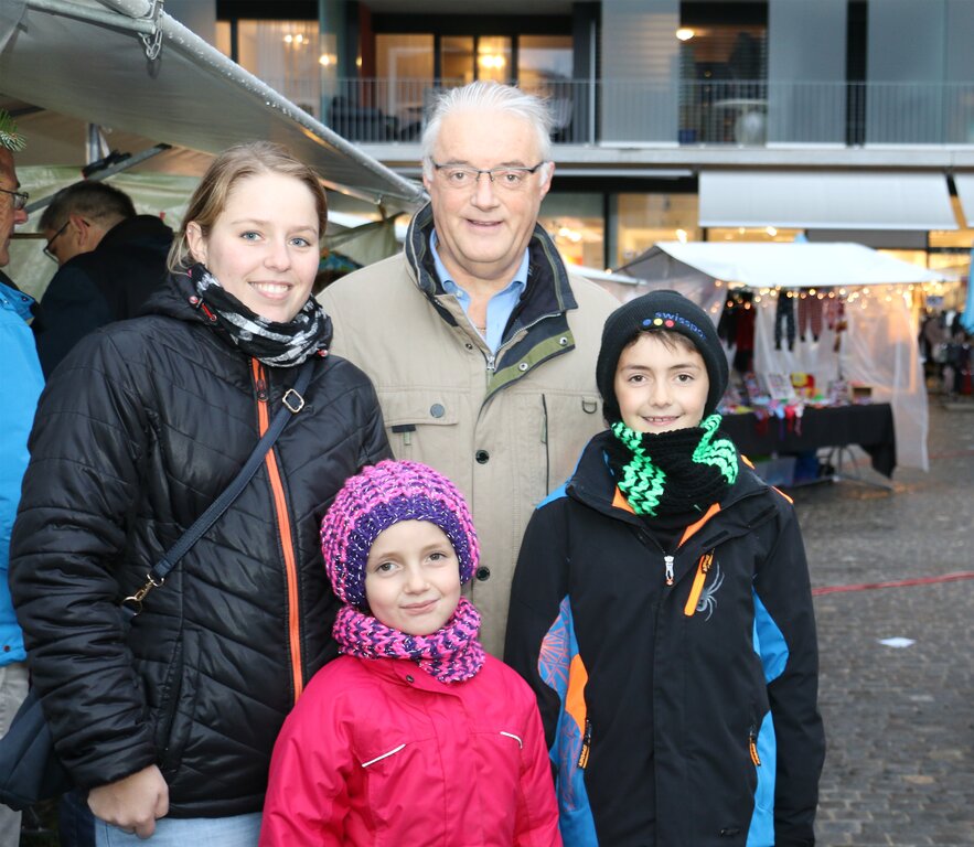 Gemeinderat Roland Kuster mit seinen Kindern. Gemeinderat Roland Kuster mit seinen Kindern.