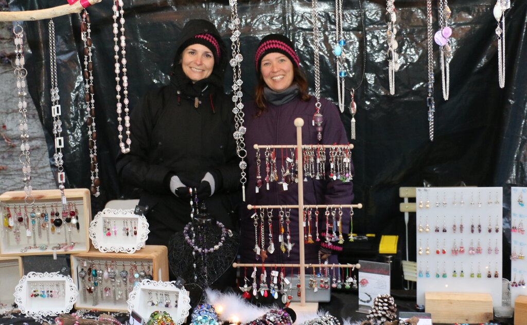 Tanja Weber und Irina Suhi Grogg an ihrem Schmuckstand. Tanja Weber und Irina Suhi Grogg an ihrem Schmuckstand.