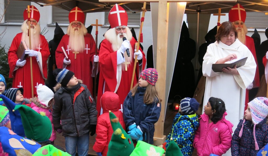 Der Samichlaus begrüsste die Kinder auf dem Zentrumsplatz. Der Samichlaus begrüsste die Kinder auf dem Zentrumsplatz.