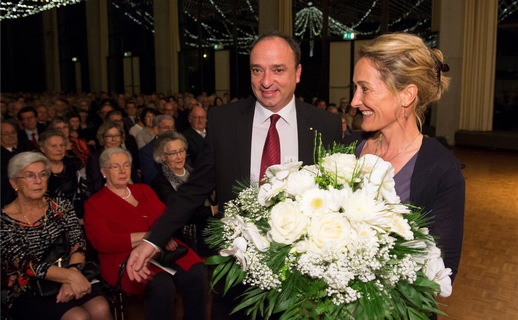 Die Rede von Susanne Hochuli wird von Markus Dieth mit Blumen verdankt.
