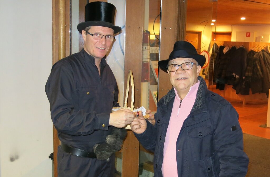 Roland Frei (l.) überreicht Leonardo Gullo ein süsses Neujahrspräsent.
