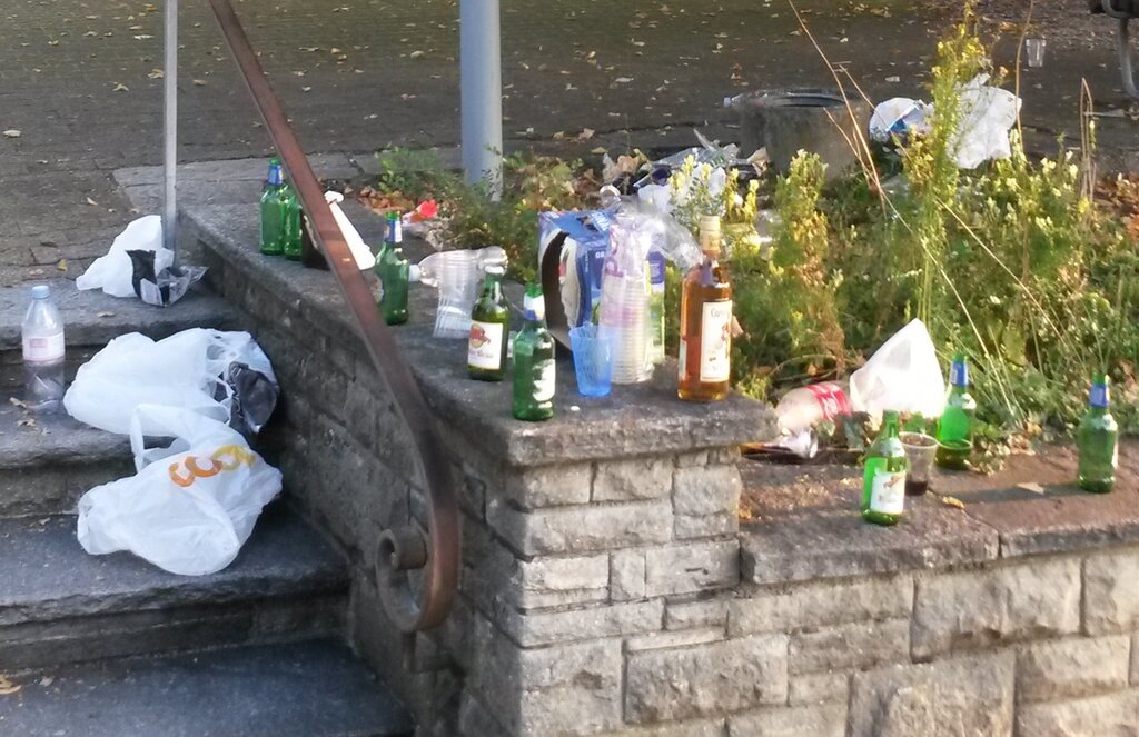 Wettingen Littering bei der Kirche St. Sebastian.Fotos: zVg
