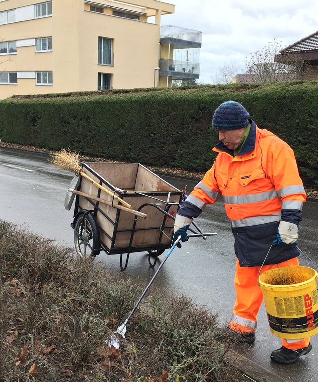 Mitarbeiter des Clean-Teams, das in Spreitenbach unterwegs ist.