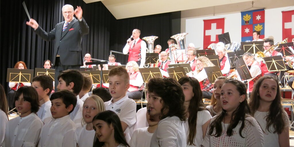 Die Spreitenbacher Schulkinder beim gemeinsamen Auftritt mit der Musikgesellschaft Spreitenbach.
