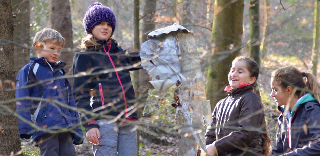Eine gefundene Plastikplane präsentiert Jael Lienberger (l.) von den «Spatzenhirnen».
