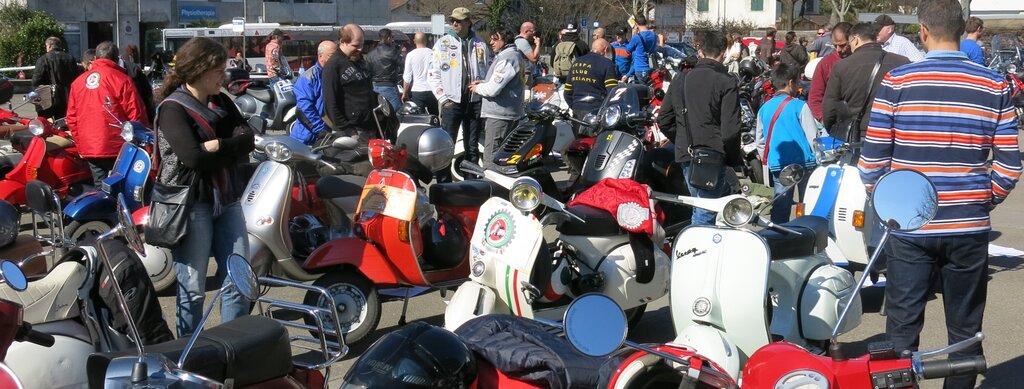 133 Vespas am Treffen auf dem Rathausplatz. Fotos: bha
