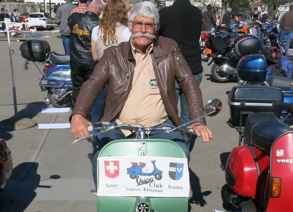 Hans Küng mit der Vespa Faro Basso.