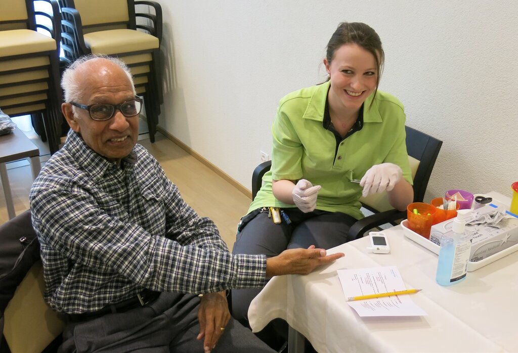 Sudhir Mehta liess sich den Blutzuckerwert messen.
