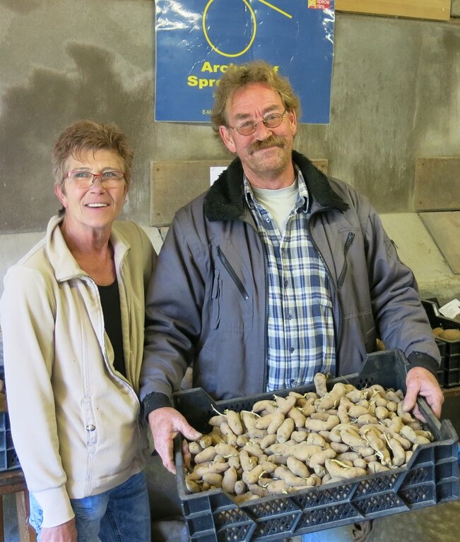 Yvonne und Jelle van der Zee vom Arche-Hof hatten am Frühlingsmarkt alle Hände voll zu tun.