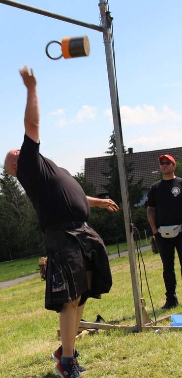 Highlander beim Gewichthochwurf.