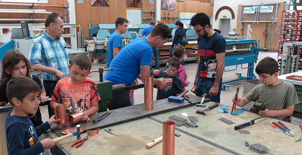 Spenglerarbeit Am Tag der Zukunft in der Käufeler-Werkstatt kann der Nachwuchs das Handwerk erleben.Fotos: Mü
