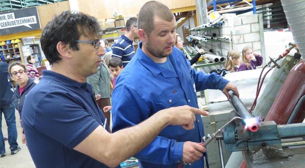 Schlosserarbeit Serafino Mannarino (l.), stellvertretender Leiter Heizungen und seit 35Jahren bei der Käufeler AG angestellt, instruiert Lehrling Simon Leuthard.
