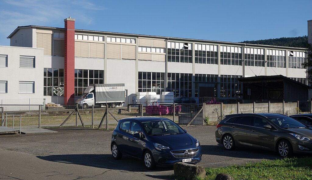 Parkplatz des FC und der dahinter eingezäunte Werkhof.Fotos: dm
