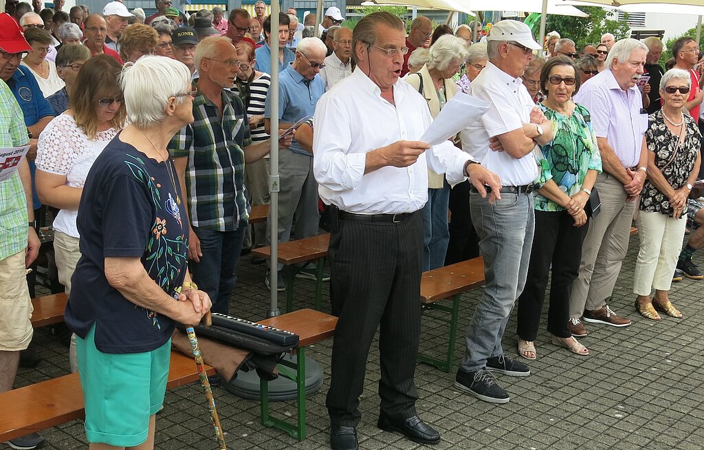 Gemeinsames Singen der Nationalhymne in Spreitenbach.
