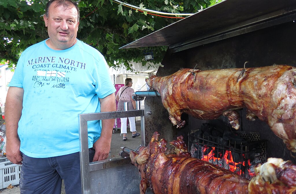 Mikac Spomenko ist Grillchef bei der serbischen Küche Savo.
