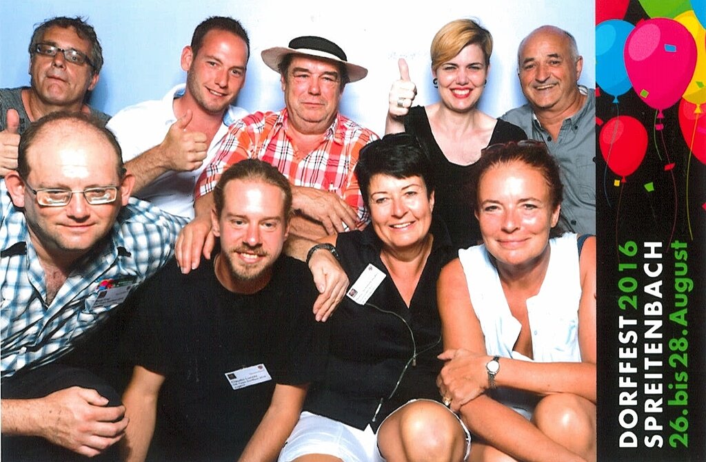 Das OK setzt sich fast vollzählig vor den Selfieautomaten des Damenturnvereins.
