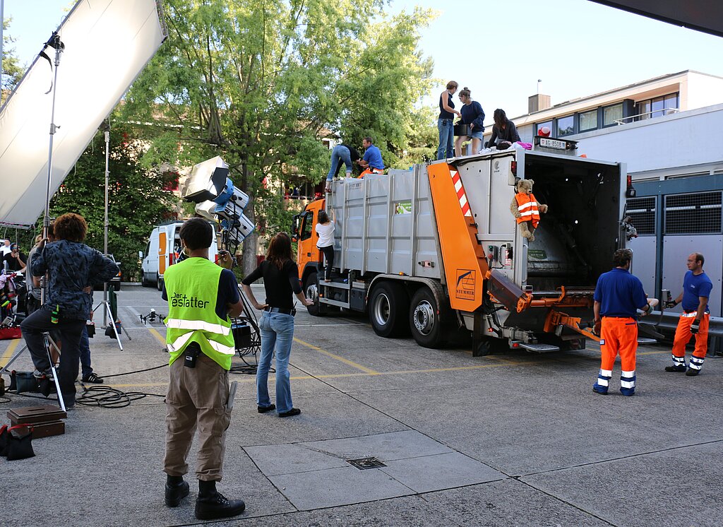 Der Wettinger Müllwagen im Mittelpunkt bei den Dreharbeiten von «Der Bestatter» an der Alberich-Zwyssigstrasse. Fotos: bär
