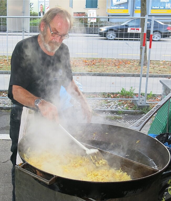 Ruedi Kägi bereitete die Rösti zu.