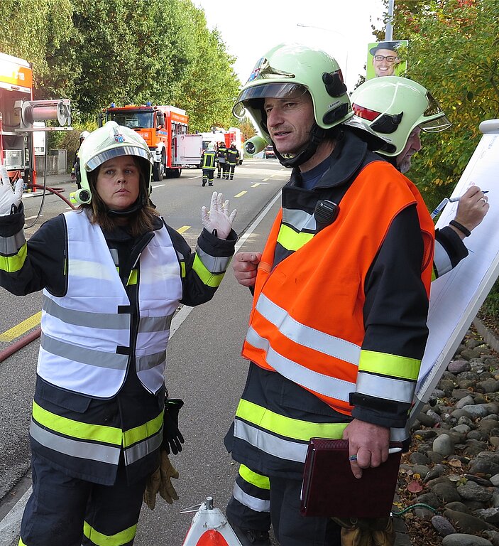 Einsatzleiter Beat Rütimann lässt sich über die Lage an der Front orientieren.
