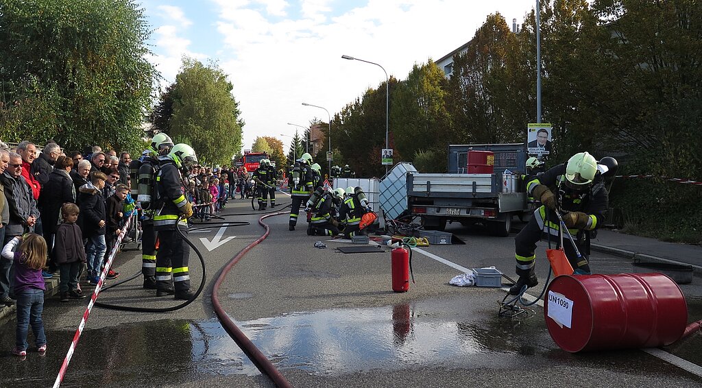 Schadenplatz Verletzte, ein leckes Fass und Brandgefahr: Die Feuerwehr ist gefordert.
